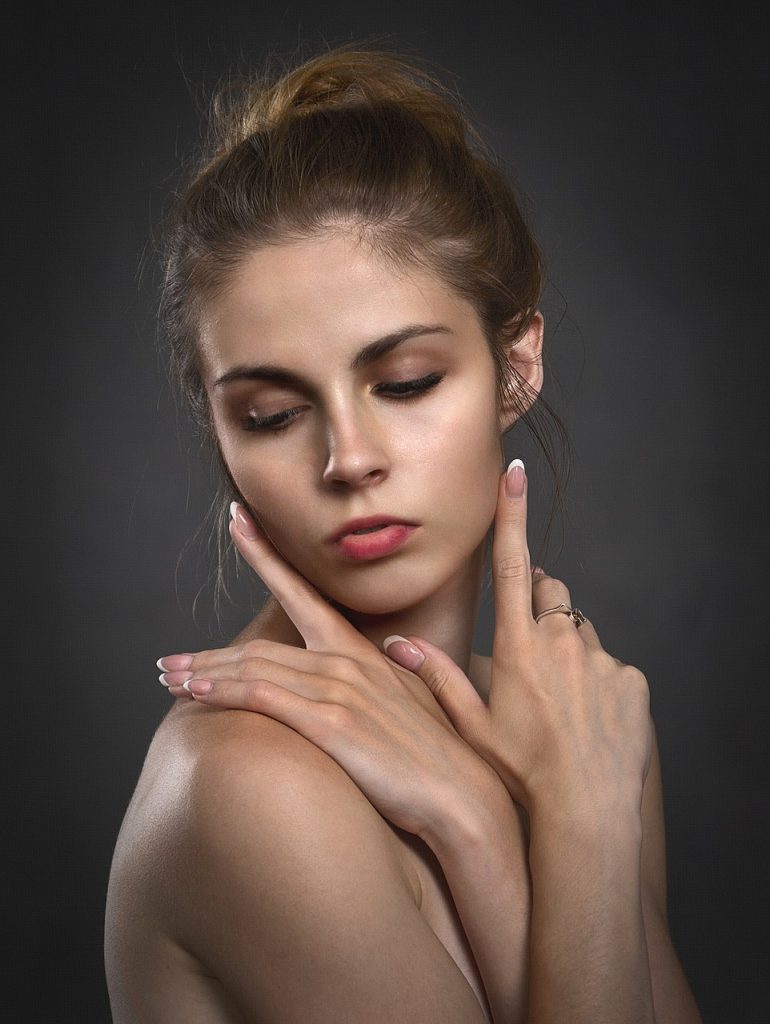 discover expert makeup tips and product recommendations tailored for mature skin. enhance your natural beauty with techniques that smooth, brighten, and rejuvenate your look.